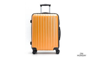 Oranssi lentolaukku renkailla ja vetokahvalla