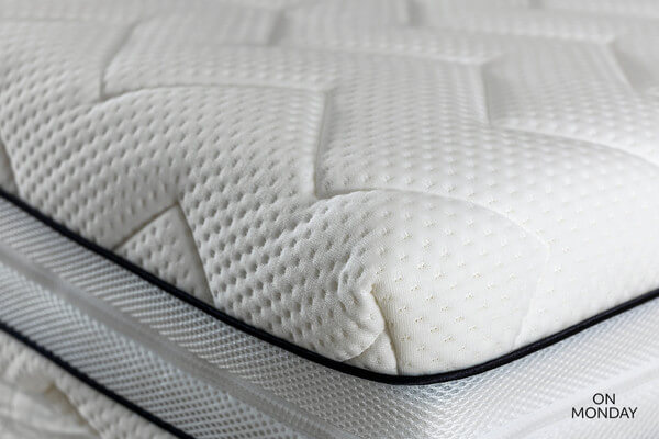 Valkoinen sängyn patja ja vetoketjupäällinen