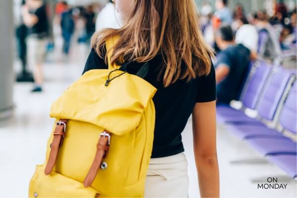 Keltainen matkustus reppu