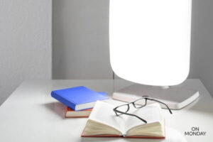 Kirkasvalolamppu kaamosmasennukseen