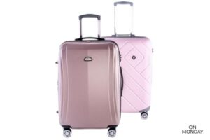 Kaksi kovapintaista matkalaukkua