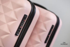 Vaaleanpunaiset matkalaukut