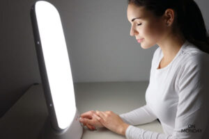 Nainen ja kirkasvalolamppu