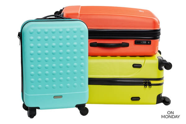 Kolme värikästä matkalaukkua